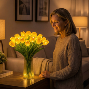Uśmiechnięta kobieta przy lampie z żółtymi tulipanami – Lampa Tulipia