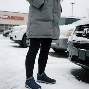 Kobieta w niebieskich botkach zimowych na zaśnieżonym parkingu