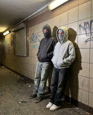 Grafitowa i szara bluza z kominiarką w stylizacji miejskiej