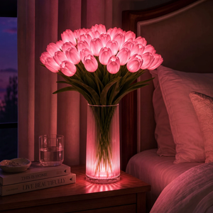 Różowa Lampa Tulipia przy łóżku w sypialni