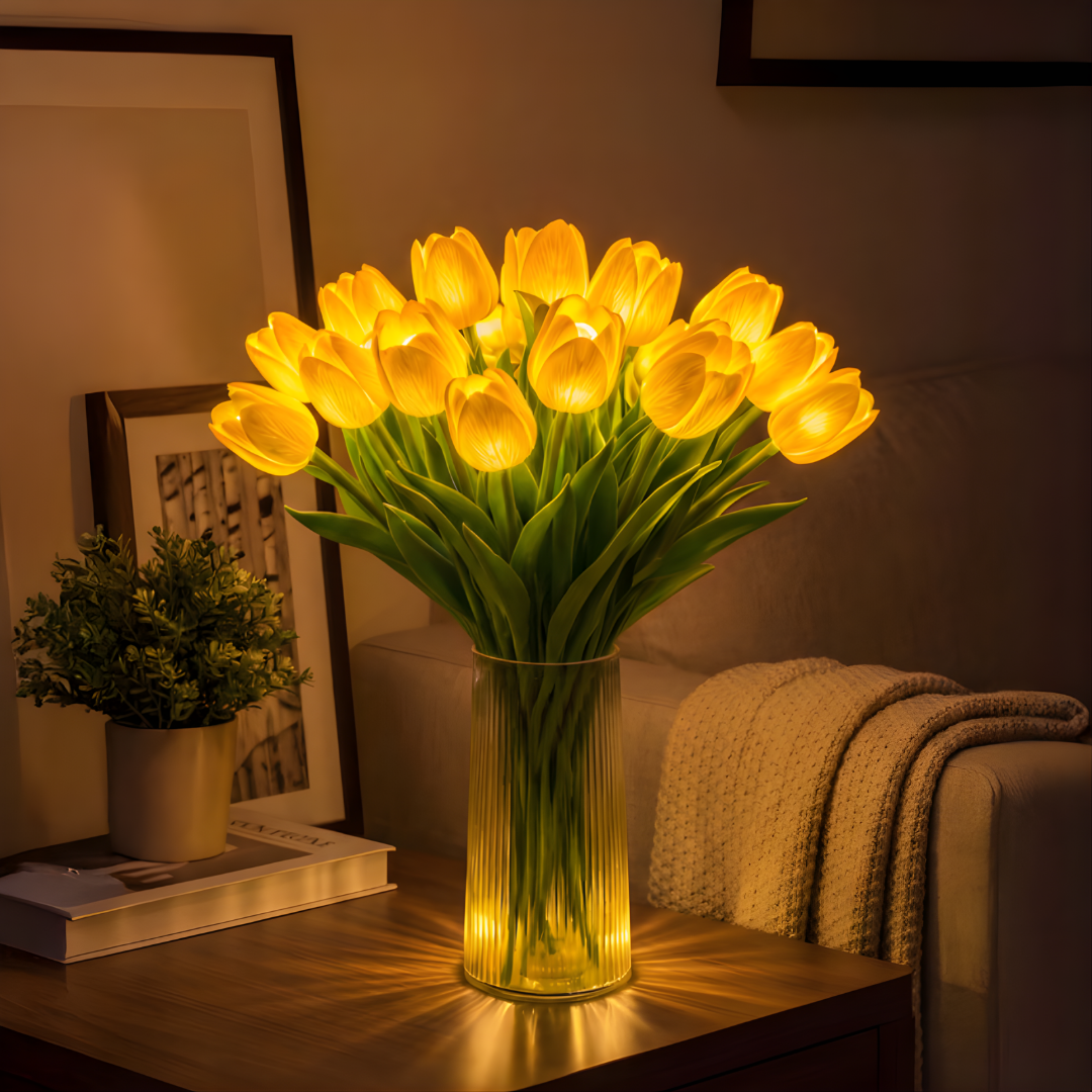 Żółta Lampa Tulipia w wazonie na stoliku