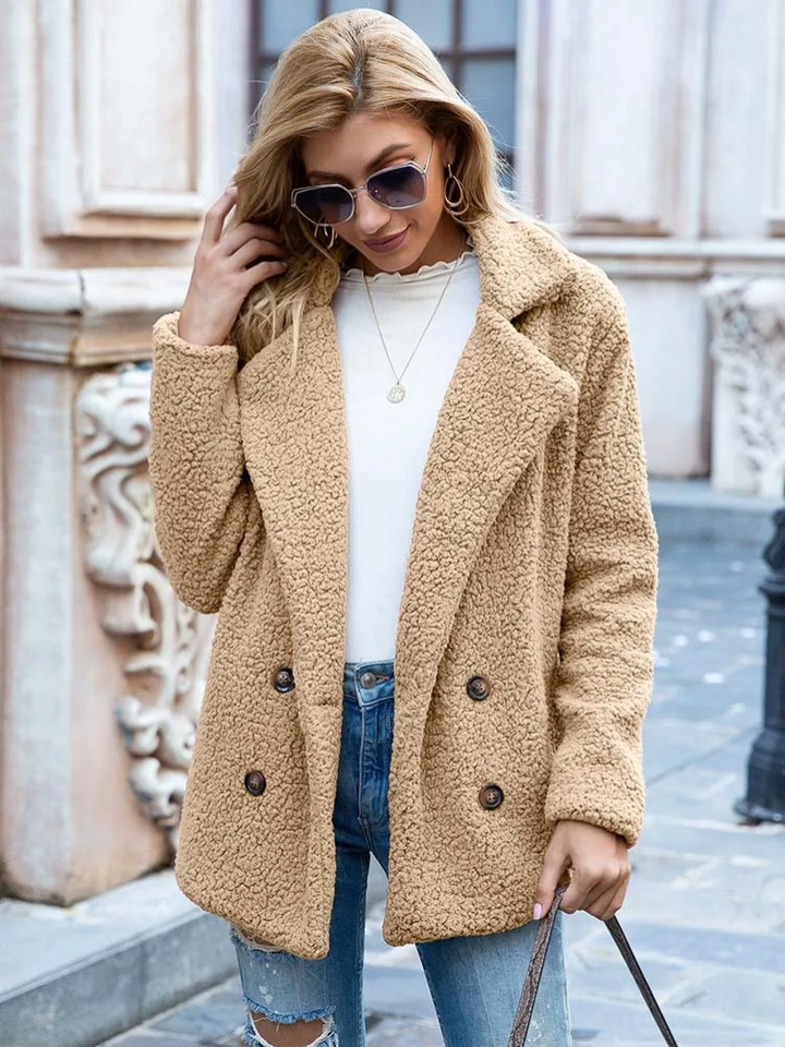 Amira - Płaszcz Teddy Damski z Klapami i Zapięciem na Guziki