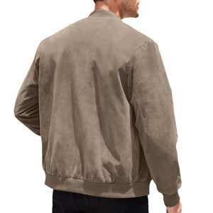 Mężczyzna w khaki kurtce bomber – widok z tyłu